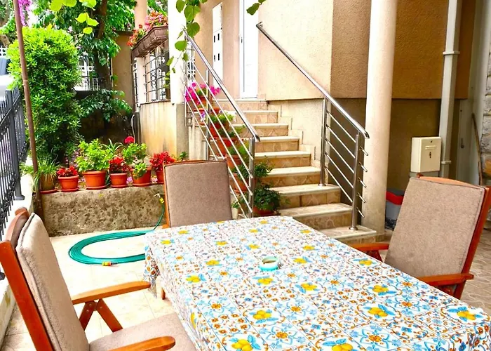 El Mar Apartments