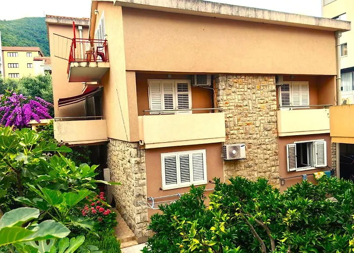 El Mar Apartments