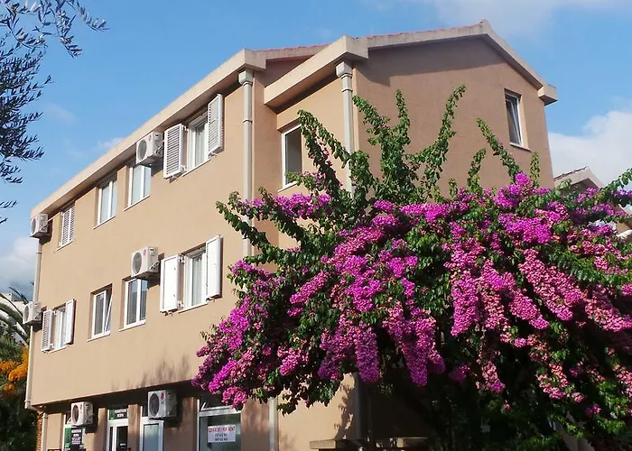 El Mar Apartments